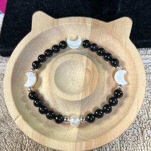 B33. 6mm Black Onyx w/ Mother Of Pearl Crescent Moon & Freshwater Pearl Bracelet